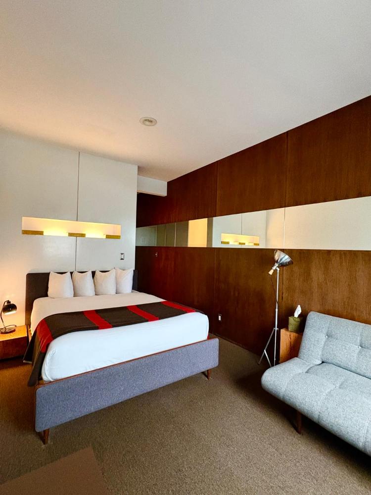 Deluxe Room with Private Bathroom interior
